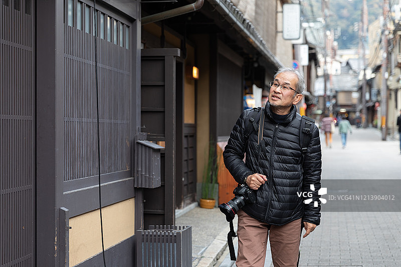 日本老年男子在古城度假图片素材