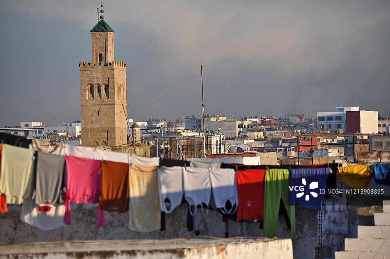 拉巴特屋顶和彩色衣物图片素材