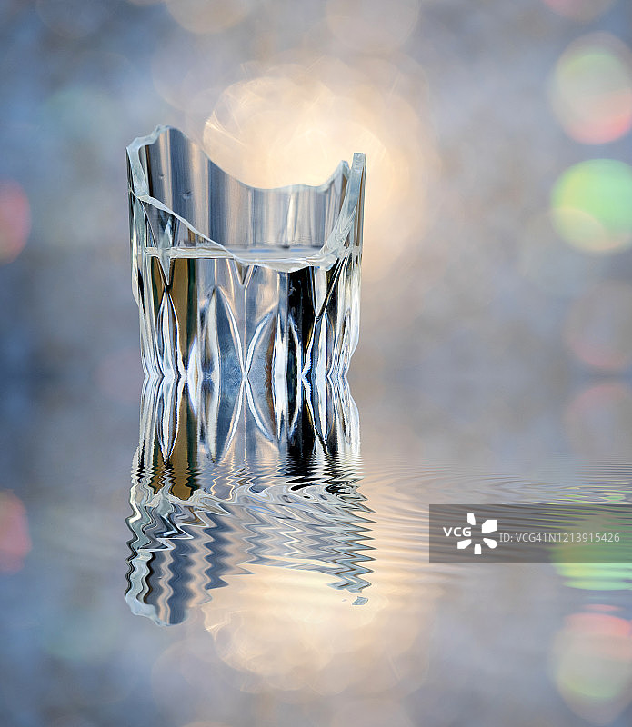 户外掉落并打破玻璃的水杯图片素材