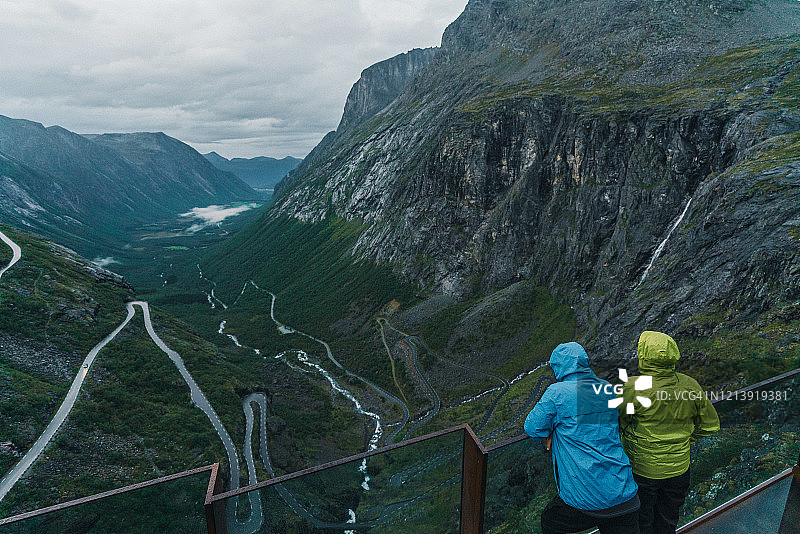 两位游客雾中眺望Trollstiegen图片素材