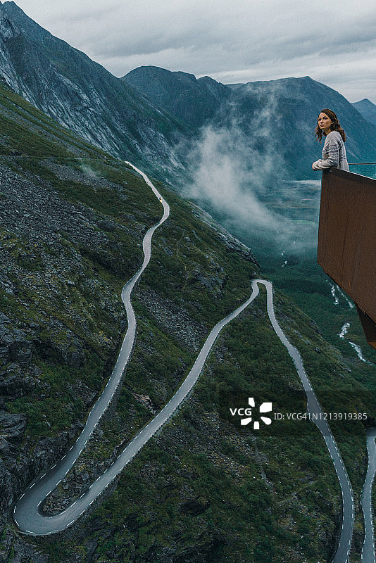 女人在雾中看着精灵之路图片素材