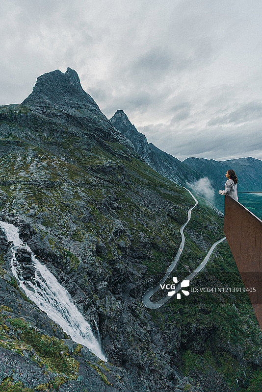 女人在雾中看着精灵之路图片素材