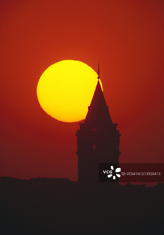 伊斯坦布尔日落时分的塔楼图片素材