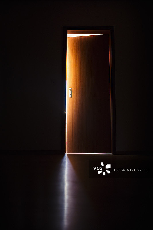 阳光照亮室内门的边缘图片素材