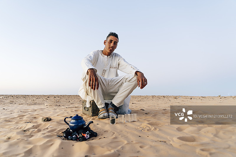 男子在阿尔及利亚廷杜夫撒哈拉沙漠准备茶图片素材