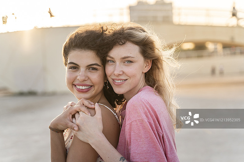 在日落时分户外微笑的朋友的画像图片素材