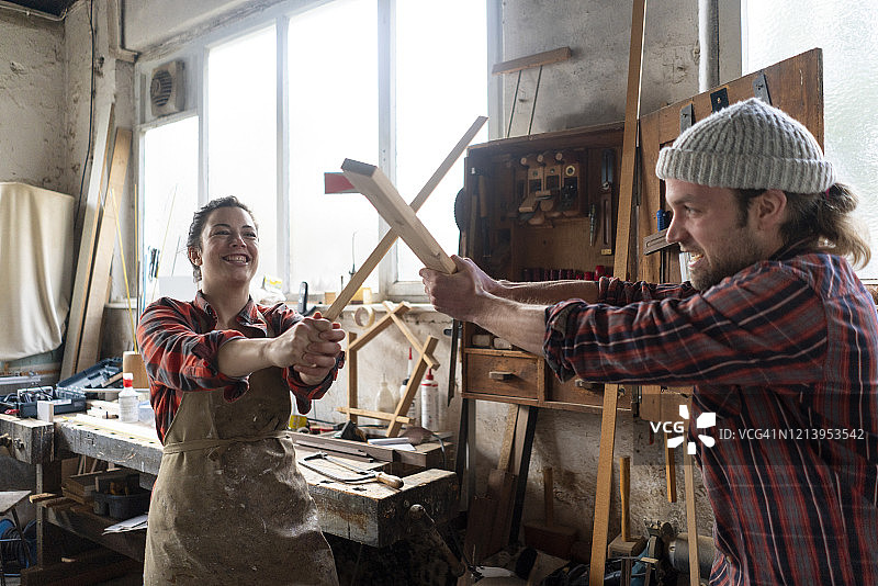 在工作室打闹的手工艺匠人图片素材