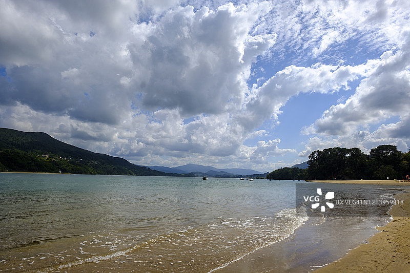 西班牙比斯开省格尔尼卡乌尔达伊拜河口上空的云彩图片素材