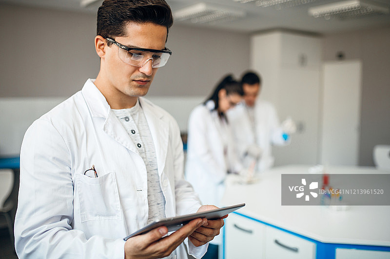 关注研究结果的年轻科学家图片素材