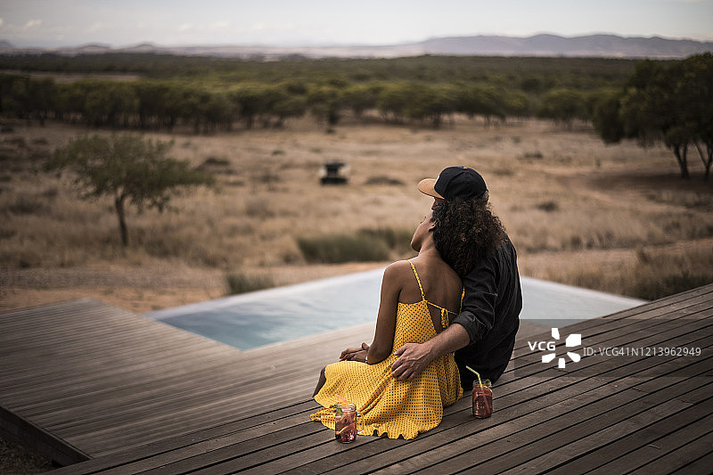 情侣坐在南非开普敦小屋甲板上的背影图片素材