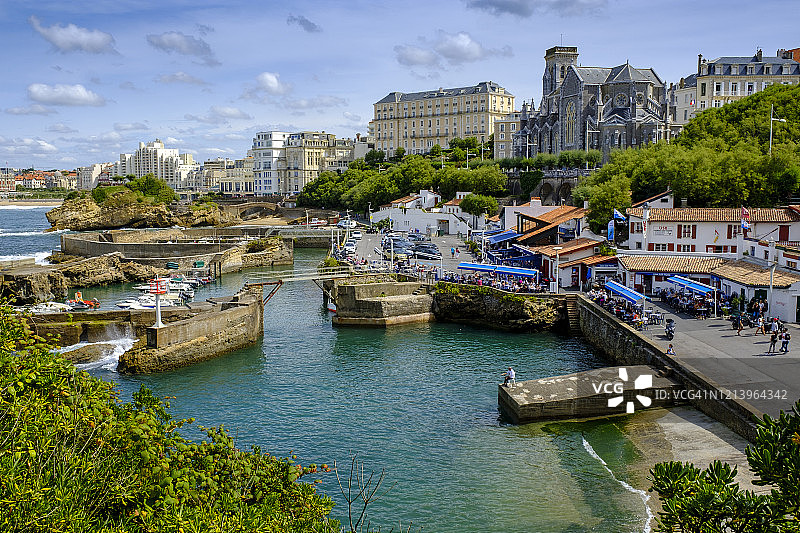 法国大西洋比利牛斯省比亚里茨：渔民港码头与圣欧仁妮教堂图片素材