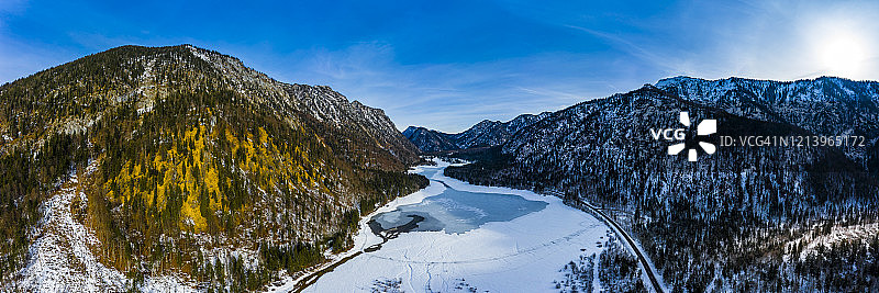 德国巴伐利亚ReitimWinkl：基姆高阿尔卑斯山脉中白雪皑皑山谷的直升机景观图片素材
