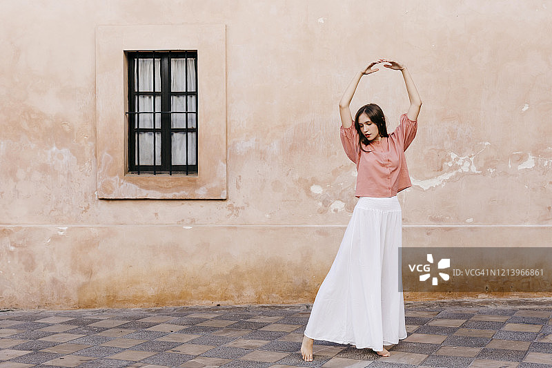 赤脚芭蕾舞姿少女图片素材