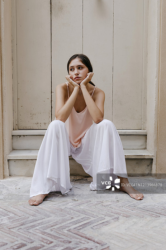 忧郁少女户外赤脚坐台阶肖像图片素材