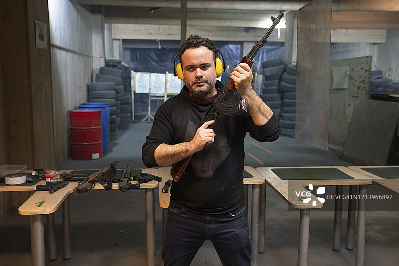 在射击场持枪的男人肖像图片素材