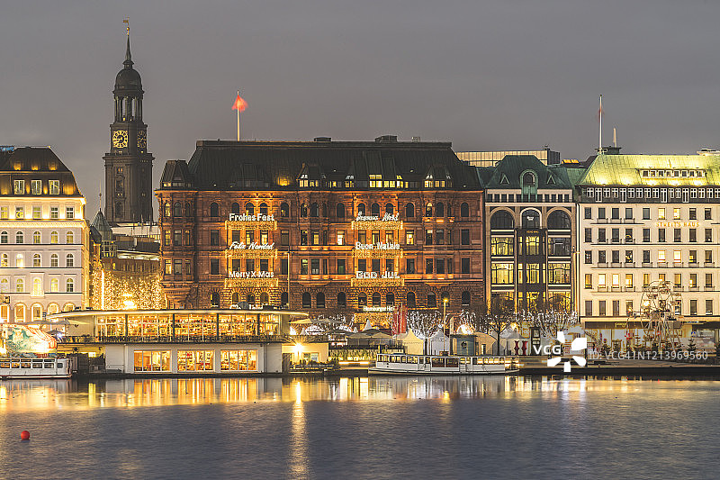 德国汉堡少女堤长廊，黄昏时分周围的建筑物图片素材