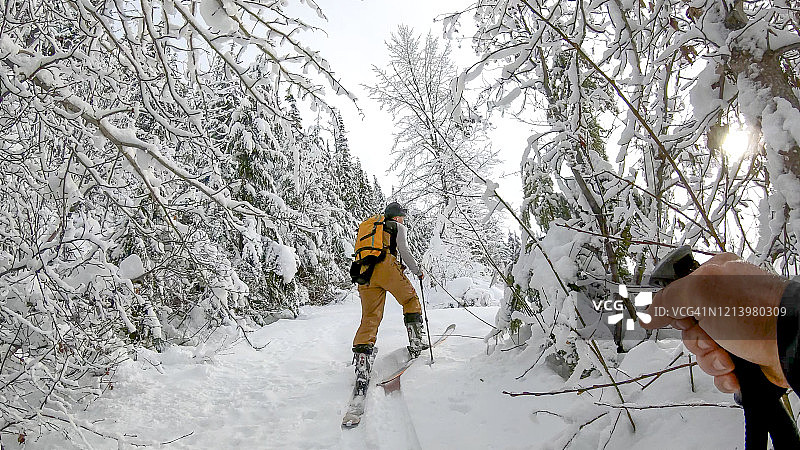 滑雪者登上山图片素材
