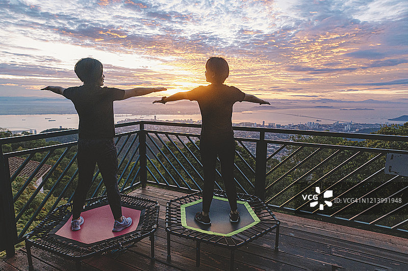 清晨亚洲华人运动员迷你蹦床图片素材