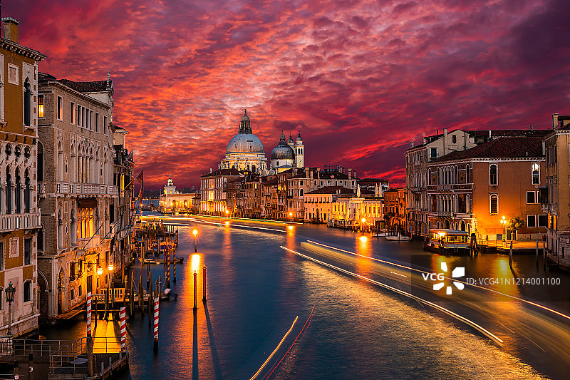 意大利威尼斯大运河和安康圣母圣殿图片素材