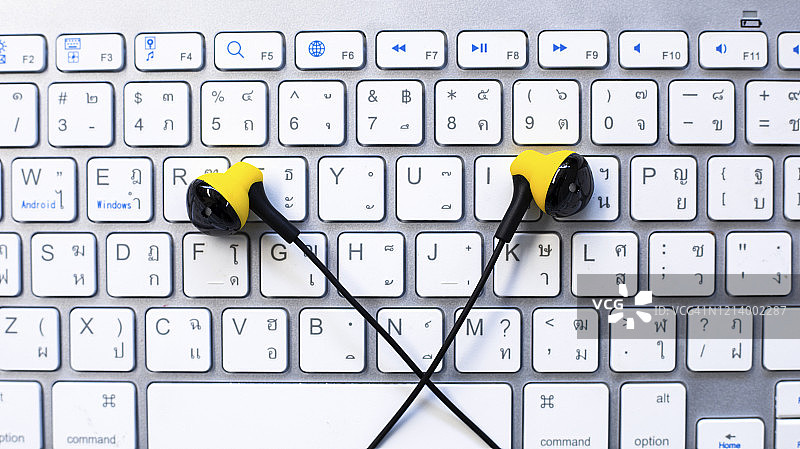 白色键盘上的耳机图片素材