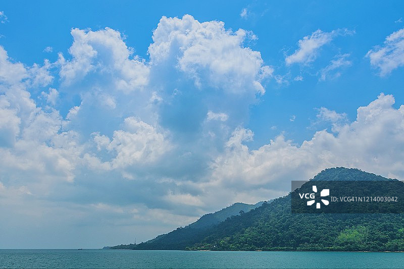 仰视角度拍摄的泰国象岛附近的小岛图片素材