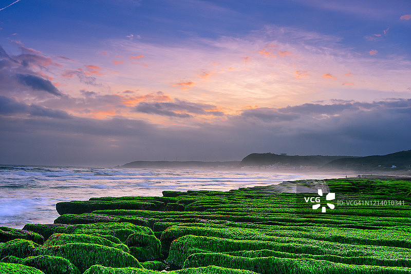 绿色礁石图片素材