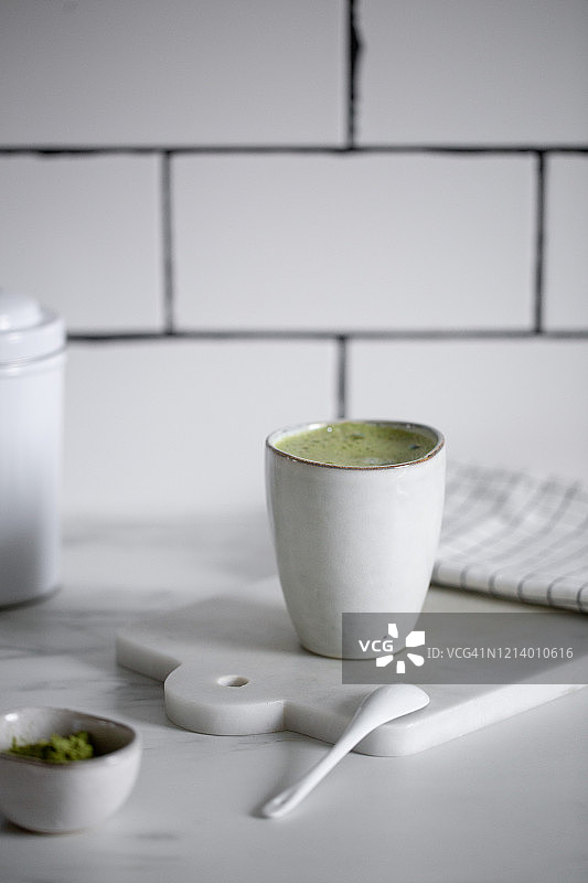 乡村杯中的抹茶拿铁图片素材