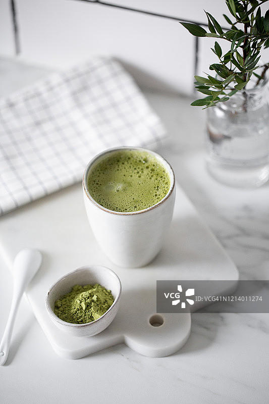 乡村杯中的抹茶拿铁图片素材