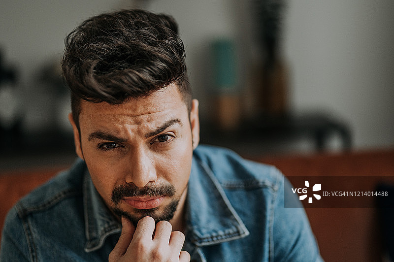 留着胡须的英俊中东男人头像图片素材