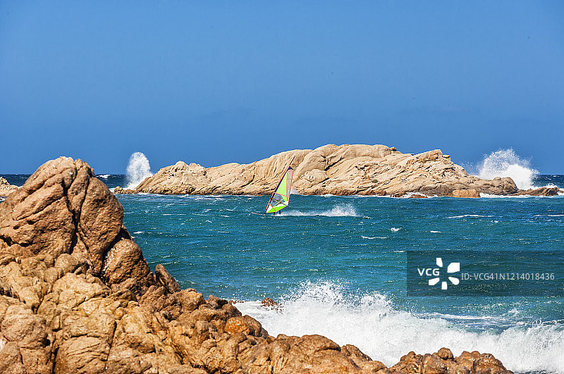 在拉托纳拉海滩玩帆板图片素材