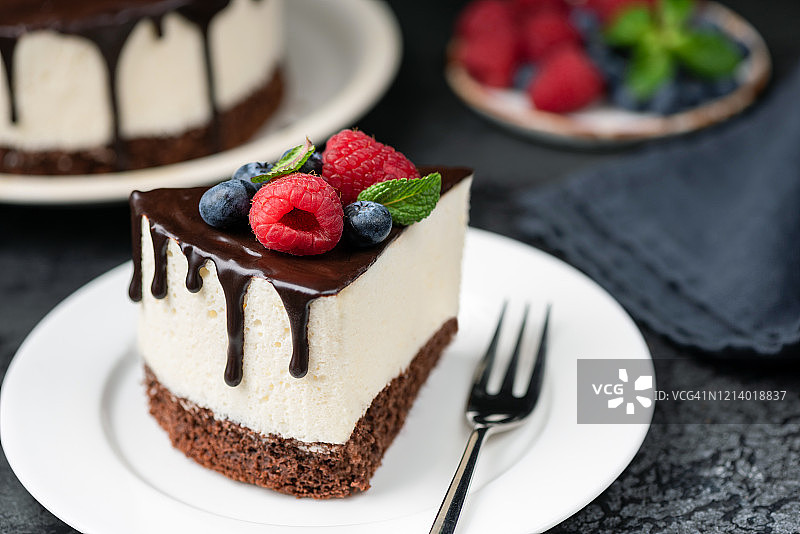 巧克力釉面舒芙蕾蛋糕图片素材
