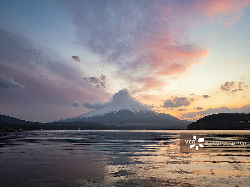 日落时分的山中湖富士山图片素材