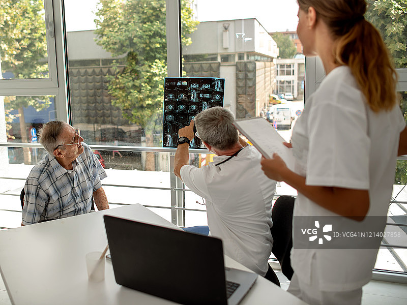 医生检查X光片图片素材