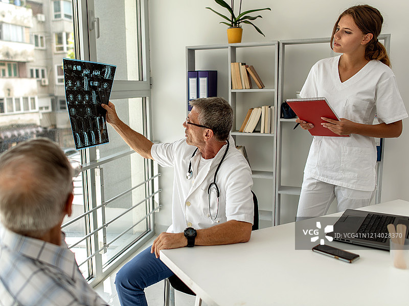 医生检查X光片图片素材