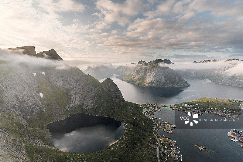 罗弗敦群岛Reinebringen山的风景图片素材