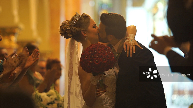 教堂婚礼后接吻的新娘和新郎图片素材