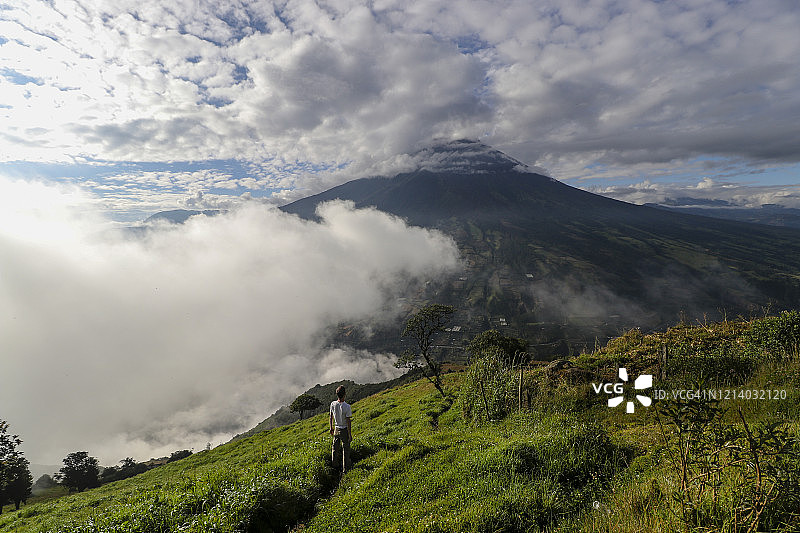 眺望通古拉瓦火山图片素材
