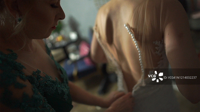 新娘在母亲的帮助下准备婚礼图片素材