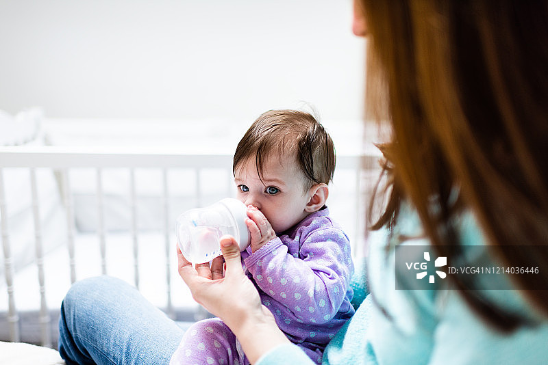 母亲喂宝宝喝牛奶图片素材