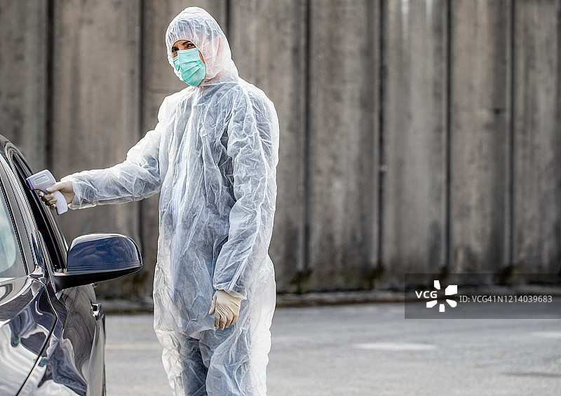 新冠疫情期间使用非接触式温度计进行温度控制图片素材