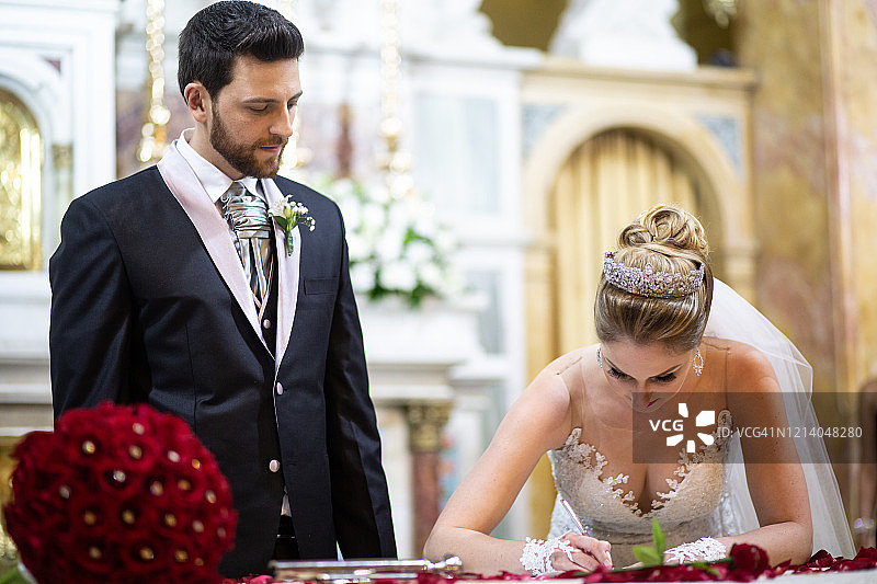 新娘在婚礼簿上签名图片素材