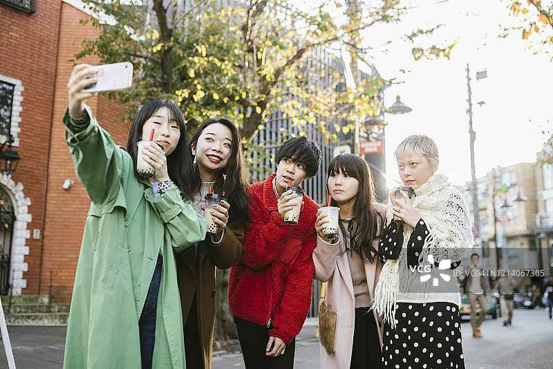 朋友们享用奶茶的合影图片素材