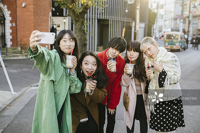 朋友们享用奶茶的合影图片素材