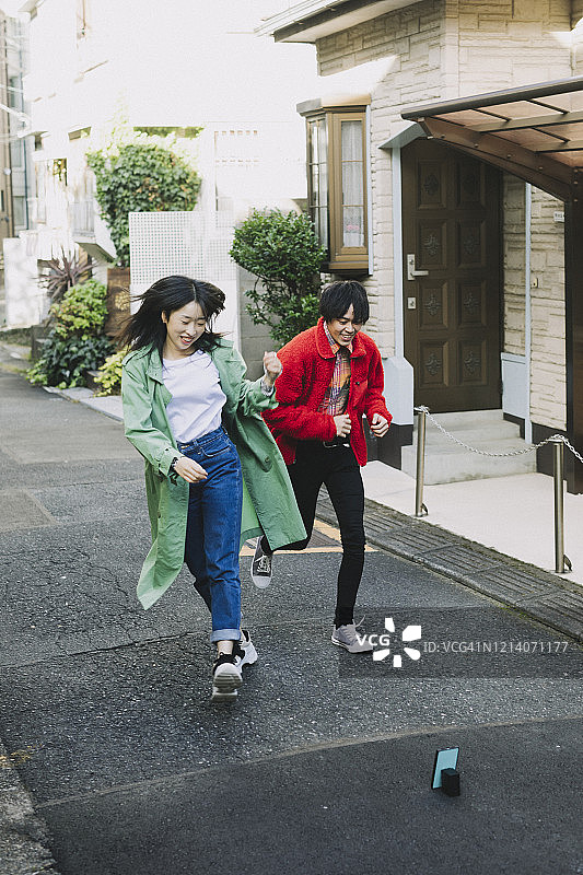 年轻人创作社交媒体视频图片素材