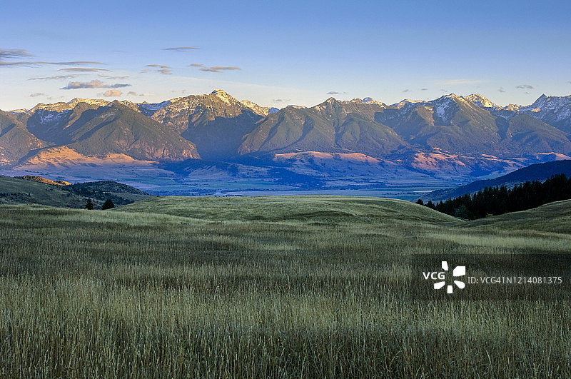 蒙大拿州天堂谷和阿布萨罗卡山脉图片素材