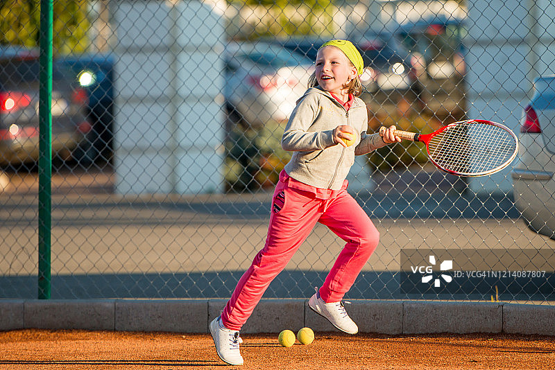 在学校打网球的女孩图片素材