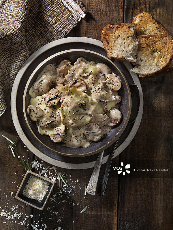 香肠蘑菇迷迭香奶油酱奶酪馄饨图片素材