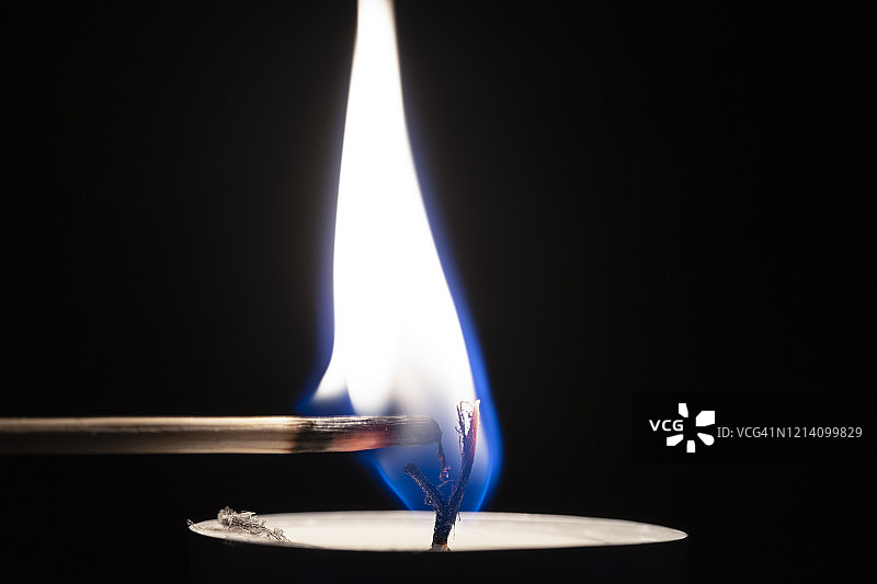 用蜡烛点燃香图片素材