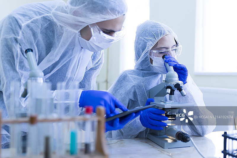 两名实验助理检查癌细胞状态图片素材