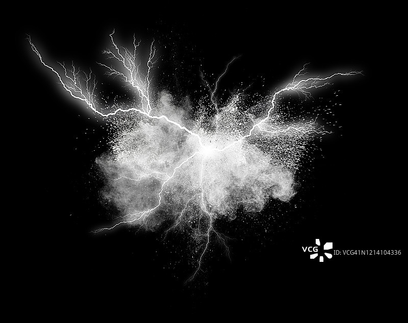 黑色背景上白色粉末颗粒云的爆炸冲击图片素材